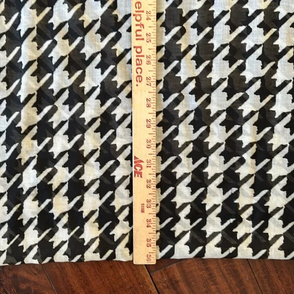 Express | houndstooth patterned polyester scarf wrap - Picture 9 of 11